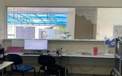 Homem quebra vidro de posto de saúde com capacete e fere enfermeira