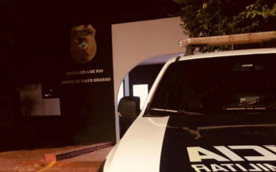 Crianças de 3 e 7 anos são achadas bêbadas com o pai dormindo