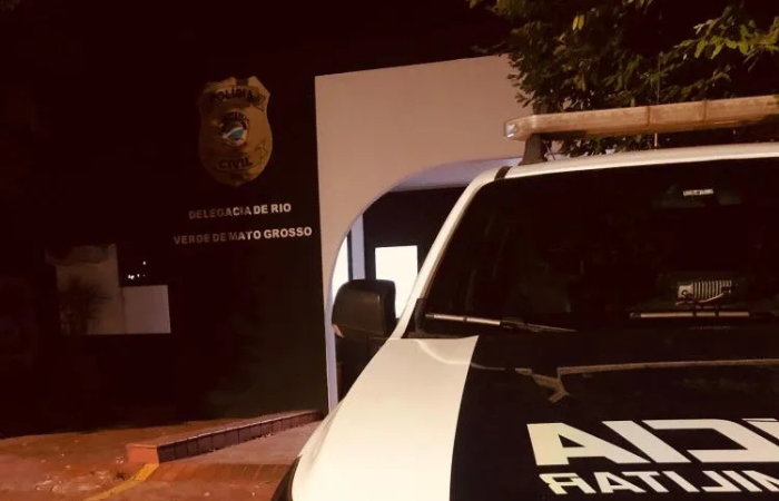 Crianças de 3 e 7 anos são achadas bêbadas com o pai dormindo
