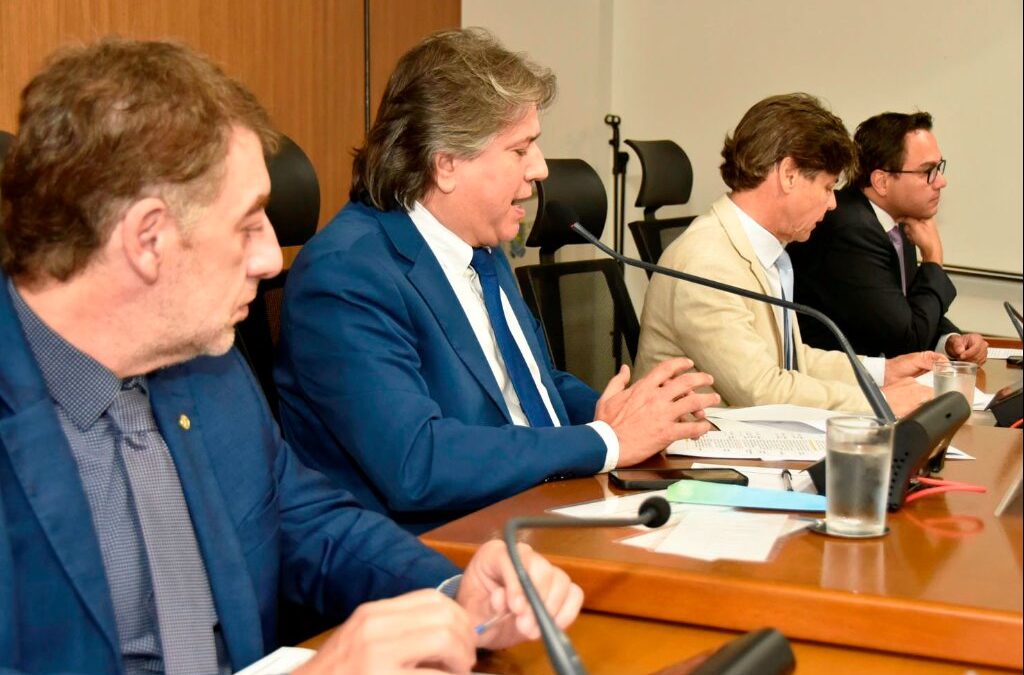 CCJR emite parecer favorável para revisão geral do subsídio dos servidores públicos