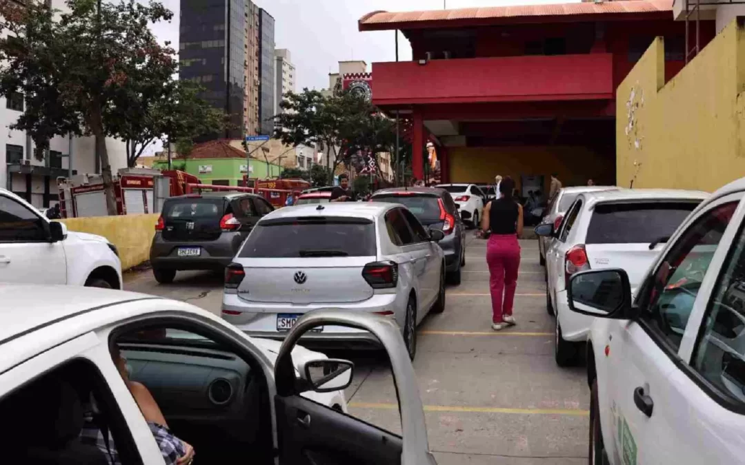 Com meta de aplicar 3 mil doses, população lota drive de vacinação contra a influenza no Centro
