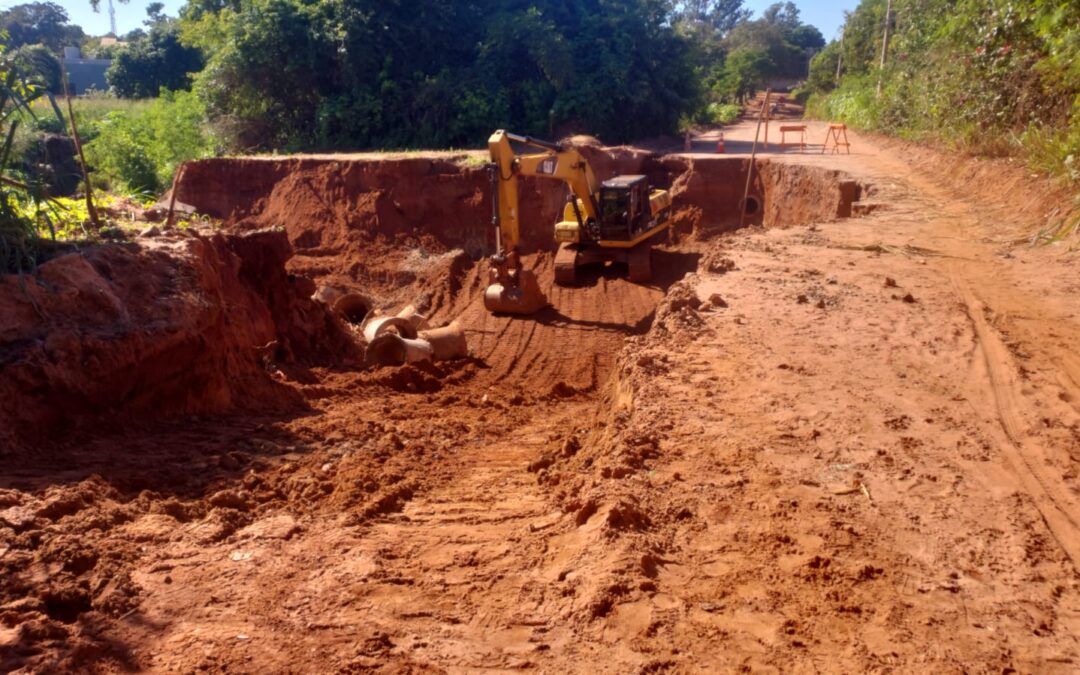 Prefeitura mantém serviços de tapa-buracos e manutenção de vias não pavimentadas durante feriado prolongado