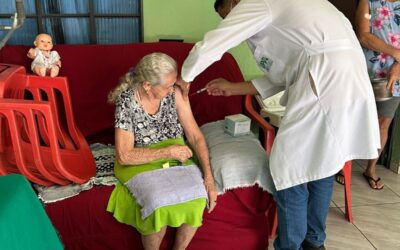 Diante do aumento de casos de doenças respiratórias, Sesau intensifica vacinação de acamados com apoio do Estado