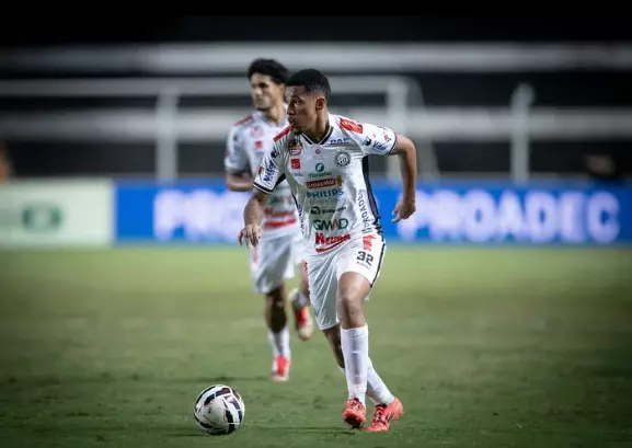 Em jogo paralisado por suspeita de racismo, Operário-PR vence América-MG pela Série B