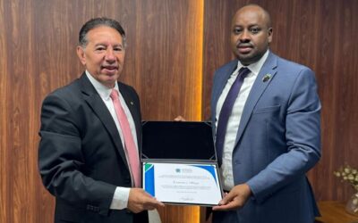 Gerson homenageia embaixador de Ruanda com diploma de Visitante Ilustre