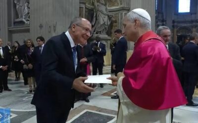 Alckmin entrega ao Papa convite para visitar o Brasil durante a COP30