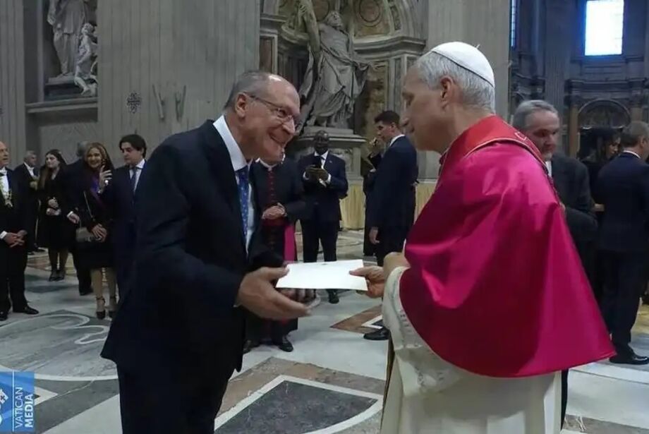 Alckmin entrega ao Papa convite para visitar o Brasil durante a COP30