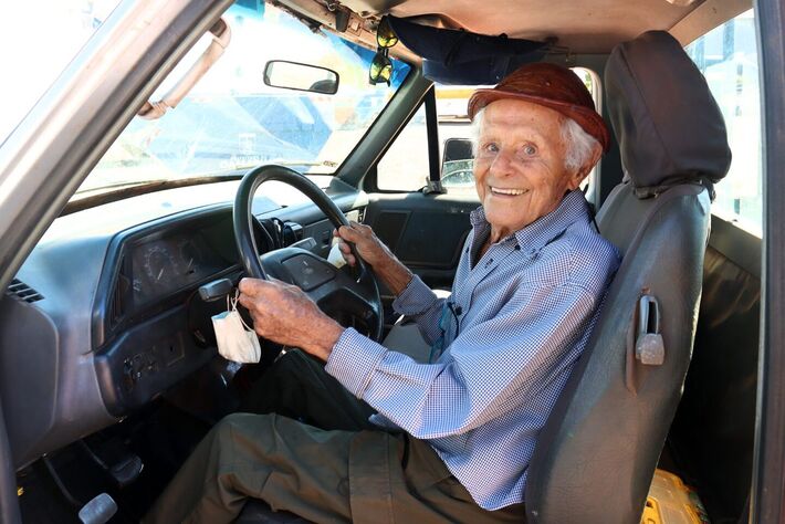 Aos 102 anos, morador de MS renova CNH e segue como o mais idoso habilitado