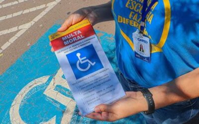 SAS realiza blitz educativa em shopping para conscientizar sobre uso de vagas para pessoas com deficiência