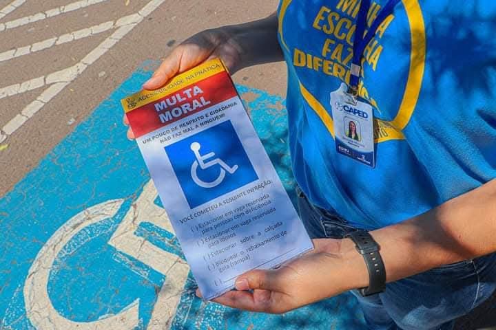 SAS realiza blitz educativa em shopping para conscientizar sobre uso de vagas para pessoas com deficiência