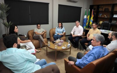 Vereadores se reúnem com prefeita e secretários para debater construção orçamentária do Município