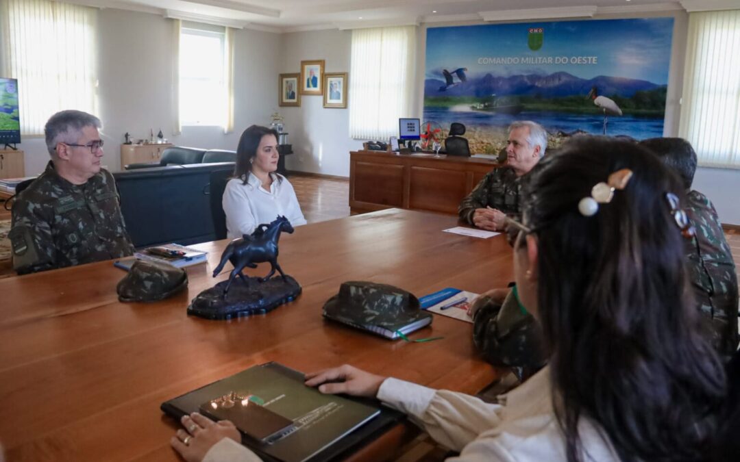 Prefeita visita CMO e destaca parceria com o Exército em ações culturais e sociais