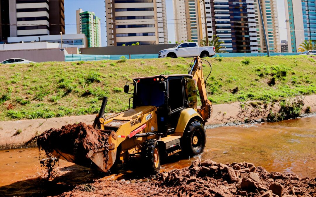 Prefeitura intensifica ações de prevenção para o período chuvoso com limpeza de córregos e manutenção urbana