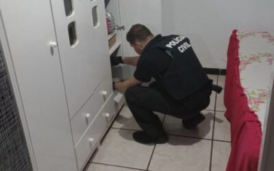 Padrasto observava enteada menor de idade se trocando no quarto