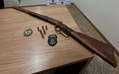 Crianças dormiam sobre colchão que escondia carabina calibre .44 em MS