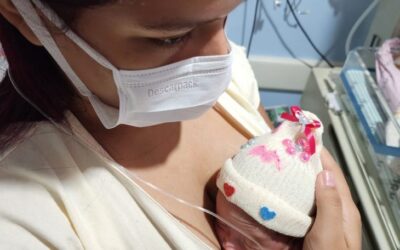 Toucas malucas’: mães de bebês da Neonatologia do HRMS encontram cor e esperança em ação terapêutica