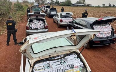 Comboio com 17 veículos cai com R$ 1,4 milhão em contrabando e 14 são presos