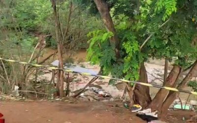 Homem com tornozeleira é encontrado morto a tiros em córrego da Capital