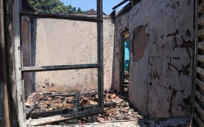 Casa fica destruída após homem atear fogo depois de briga com esposa no Tarumã