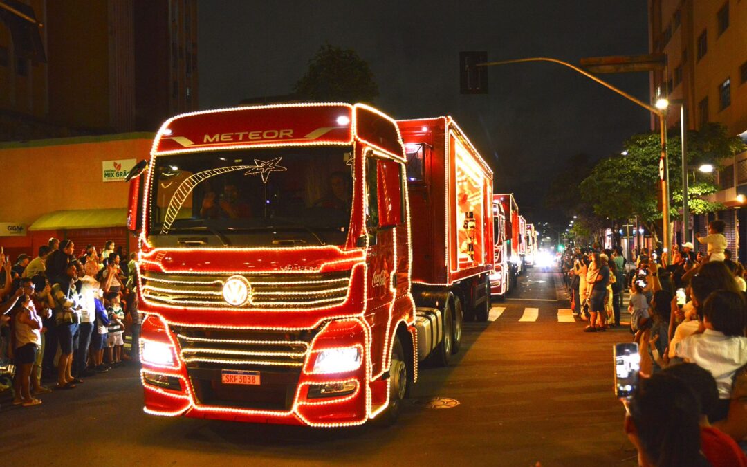 Caravana da Coca-Cola reúne cerca de 8 mil pessoas na região central de Campo Grande