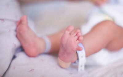 Bebê é internada com mais de dez costelas quebradas e pais são levados para delegacia em Campo Grande