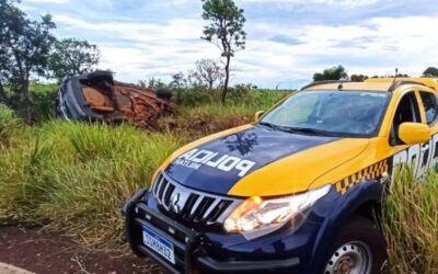 Homem invade pista e morre após bater carro carregado de drogas em caminhão