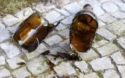 Mulher ataca namorado com garrafas e um tijolo durante bebedeira em MS