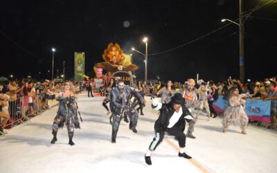 Segundo dia de desfile leva 20 mil pessoas para Praça do Papa