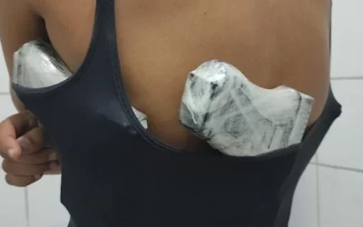 Carioca é presa em ônibus com pistolas presas junto ao corpo