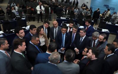 Vereadores abrem os trabalhos do Legislativo durante sessão solene nesta segunda-feira