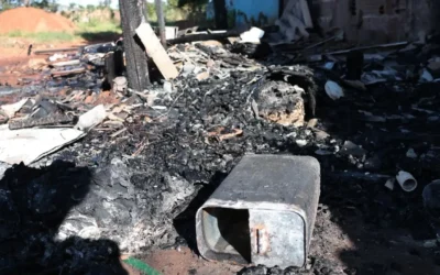 Imagens mostram incêndio em casa onde casal foi assassinado no Noroeste, em Campo Grande