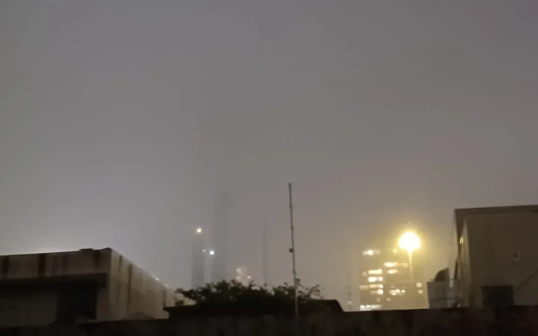 Frente fria forma cerração em Campo Grande na noite desta segunda