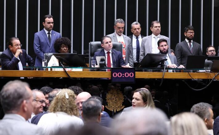 Câmara aprova fim da escala 6×1 e jornada de trabalho de no máximo 40 horas semanais