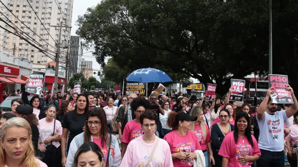 ‘Queremos evitar uma greve’, professores protestam por reajuste salarial em Campo Grande