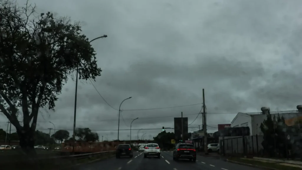 Chuva trazida a MS por ciclone chega a Campo Grande; saiba como ficam as temperaturas