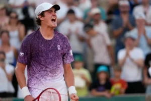 João Fonseca representa o Brasil nas quartas de final do Roland Garros em Paris