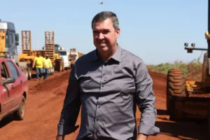 Riedel visita obras e entrega equipamento hospitalar em Naviraí