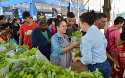 Ação do FAC troca recicláveis por sacolão de verduras