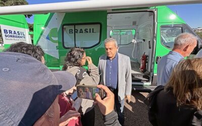 “É por um Brasil Sorridente”, diz Vander na entrega de veículos e equipamentos para a saúde bucal