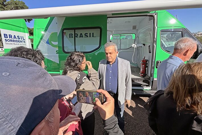 “É por um Brasil Sorridente”, diz Vander na entrega de veículos e equipamentos para a saúde bucal