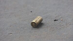 Adolescente é executado com 12 tiros no sofá de casa na Vila Nhanhá em Campo Grande