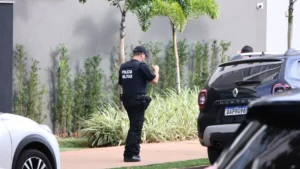 Mulher é levada pelo Gaeco após buscas em prédio na Rui Barbosa, em Campo Grande
