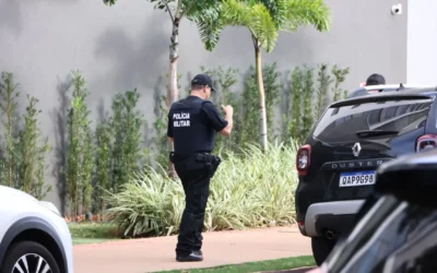 Mulher é levada pelo Gaeco após buscas em prédio na Rui Barbosa, em Campo Grande