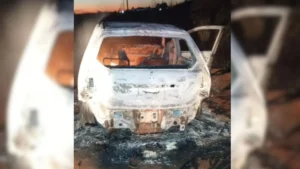 Carro é encontrado queimado na fronteira após execução em Ponta Porã
