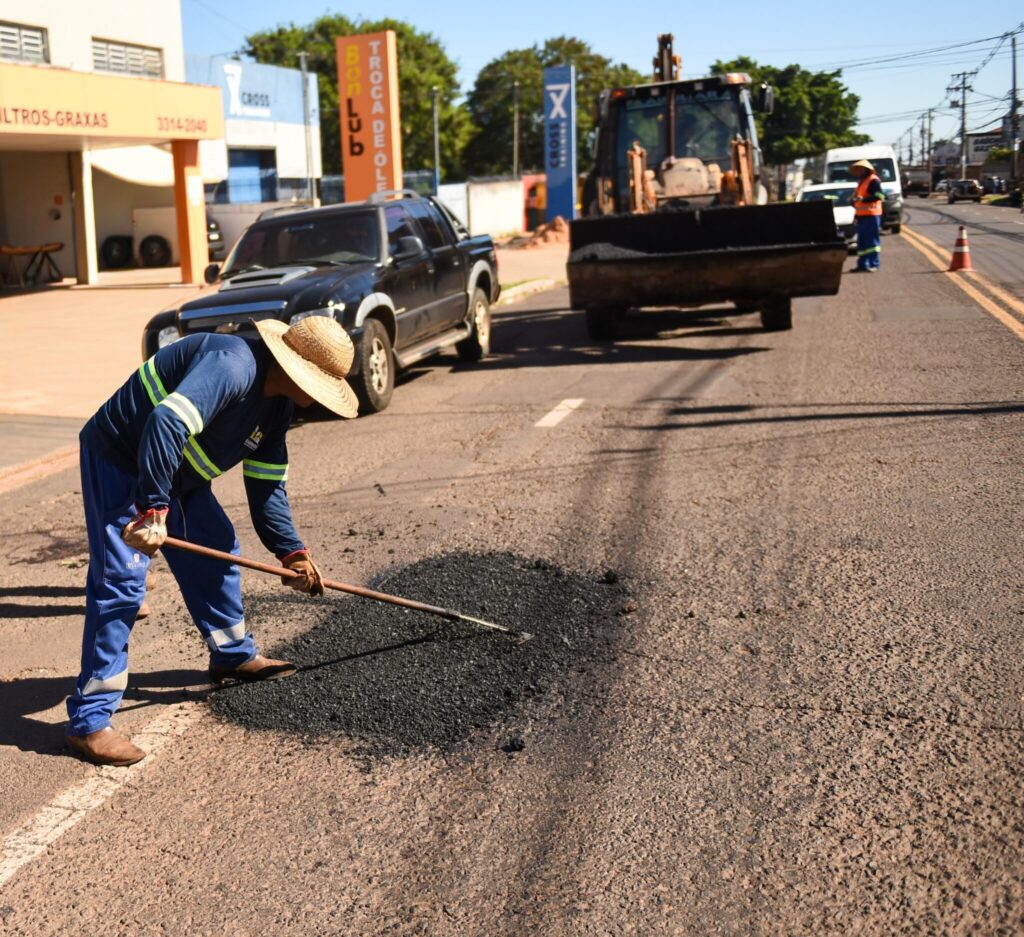 Município amplia frentes de recuperação asfáltica nas vias