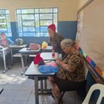 Semu forma 30 mulheres em curso de crochê