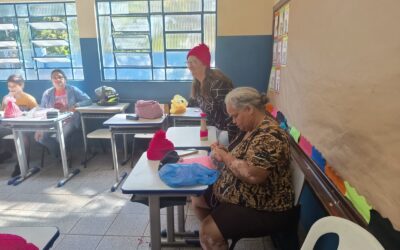 Semu forma 30 mulheres em curso de crochê