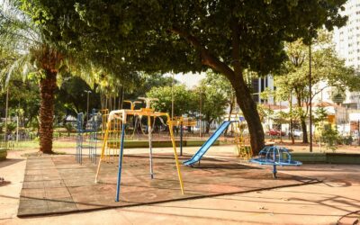 Praça Ary Coelho recebe novo parquinho infantil