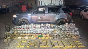 Suspeito foge e deixa 365 quilos de drogas e drone em casa no Jardim Carioca