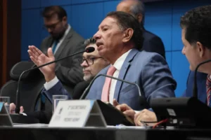 Alems enterra emendas individuais e vota LDO apenas com novo prazo para negociar repasse aos deputados